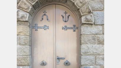 Bild: Ulrich Wohlgemuth/exb
Die Kirchentür hat eine neuer Lasur, abgestimmt mit dem Mauerwerk