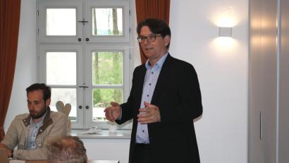 Bild: bjp
Für den Wechsel vom Gelblicht zur sparsameren LED-Technik für die Straßenbeleuchtung warb Bayernwerk-Kommunalberater Markus Windisch beim Trabitzer Gemeinderat.