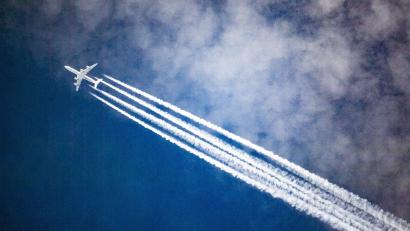 Symbolbild: Federico Gambarini
Die EU will auf die Maskenpflicht im Flugzeug verzichten, viele EU-Staaten ziehen da aber nicht mit.