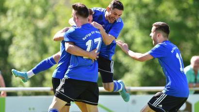 Bild: A. Schwarzmeier
Jubel bei den Spielern der SpVgg SV Weiden: Die Wasserwerkelf siegte beim SC Ettmannsdorf mit 3:0 und kann nun am letzten Spieltag mit einem Heimsieg über den 1. FC Passau die Meisterschaft in der Landesliga Mitte perfekt machen.