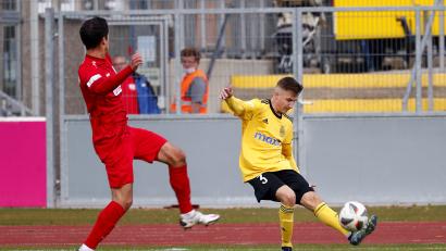 Bild: Peter Kolb
Dennis Lippert (rechts) von der SpVgg Bayreuth im Spiel gegen den TSV Rain. Der Weidener will mit seinen Mitspielern unbedingt in die 3. Liga aufsteigen.