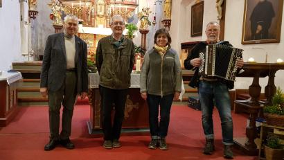 Bild: Markus Schreyer/exb
Die Maiandacht gestalteten Alwin und Frieda Zeitler sowie Josef Weidner und Organist Albert Schraml (von rechts).