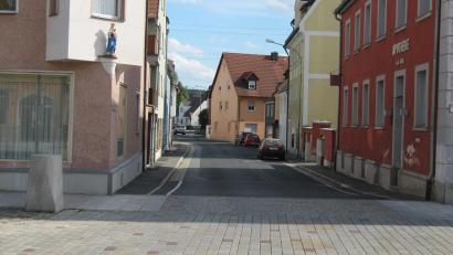 Bild: fg
Das Teilstück der Georg-Schiffer-Straße vom Marktpatz zur Bundesstraße 14 soll im kommenden Jahr im Rahmen der Altstadtsanierung saniert werden. So sieht es der städtische Haushalt vor. Optimiert werden soll dann auch die Ampelanlage an der Ortsumgehung.
