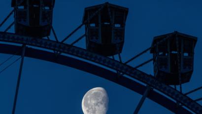 Symbolbild: Peter Kneffel/dpa
Zwei Personen wurden Freitagnacht in einer Gondel vergessen, als der Riesenrad-Betreiber zum Dultende hin den Betrieb einstellte.