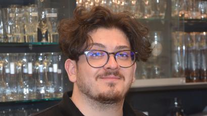 Bild: fz
Juniorchef Costas betreibt mit seinem Vater Christos Kyrkos die Gaststätte Ambiente Bonaublick im Sportpark Pirk. Auch er freut sich, dass die Unstimmigkeiten geklärt werden konnten.