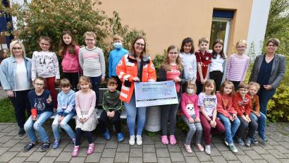Bild: no
Schüler aus den verschiedenen Klassen überreichten in Anwesenheit von Rektorin Gabi Pirner (rechts) und Lehrerin Morin Stauber (links) einen Spendenscheck über 2400 Euro an Svenja Burkhard vom Roten Kreuz (Bildmitte).