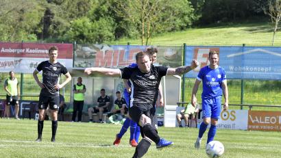 Bild: Hubert Ziegler
Die Szene, welche die Wende für die DJK Gebenbach im Heimspiel gegen den Würzburger FV einläutete: Michael Jonczy (Mitte) verwandelt zum 2:2-Ausgleich per Elfmeter, vorausgegangen war ein Foul an Timo Kohler. Dominik Haller (links), Torschütze zum 1:0, ist Beobachter der Szene.