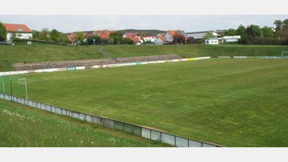 Bild: e
Der ASV Haselmühl will sein Hauptspielfeld mit einer Beregnungsanlage ausstatten, wozu von der Gemeinde Kümmersbruck Fördermittel fließen.