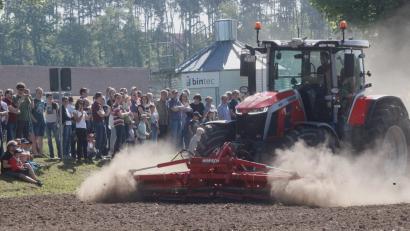 Bild: Hirsch
Die Firma Horsch präsentierte beim Tag der offenen Tür die neuesten Geräte zur Bodenbearbeitung. Tausende besuchten am Samstag bei herrlichem Wetter das Firmengelände am Sitzenhof in Schwandorf.