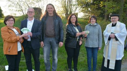 Bild: jr
Spendenübergabe der Landvolkbewegung: Im Bild (von links) Kassiererin Angelika Schneider, Dr. Christian Dreßler, Pflegedienstleiter Matthias Rössle, Claudia Grillmeier, Renate Bauer und Pfarrer Anton Witt.