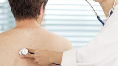 Symbolbild: Monique Wüstenhagen/dpa
So ist es normal: Ein Arzt untersucht seinen Patienten und stellt am Ende gegebenenfalls eine Bescheinigung der Arbeitsunfähigkeit aus. Ein Attest aufgrund einer Ferndiagnose per Telefon ist üblicherweise nicht erlaubt.