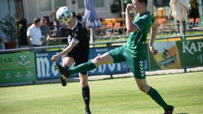 Bild: Andreas Brückmann
Marcel Kaiser (links) beim Schuss. Der Ammerthaler bereitete den ersten Treffer vor und erzielte das zweite selbst.