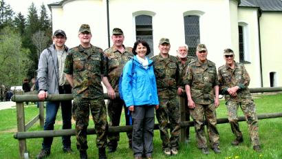 Bild: bkr
Die Immenreuther Reservisten haben bereits zugesagt, im kommenden Jahr wieder zur Wallfahrtskirche „Maria Hilf“ in Lengenbach (im Hintergrund) zu pilgern.