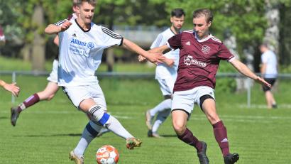 Bild: ssl
Der Schwarzhofener Maximilian Lennert (links) und Peter Schmidl von der SpVgg Schirmitz im Zweikampf. Schirmitz verlor mit 0:4.