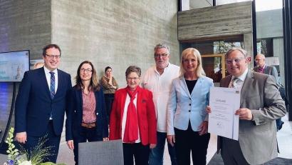 Bild: Peter Klein/exb
Bei der Preisverleihung in Augsburg (von links): Florian Luderschmid (Regierungsvizepräsident), Susanne Meichner (Leiterin Maria-Seltmann-Haus), Michaela Gaach (Kursleiterin Maria-Seltmann-Haus), Peter Klein (Vorsitzender Seniorenbeirat), Ulrike Scharf (Bayerische Sozialministerin), Wolfgang Hohlmeier (Sozialdezernent Stadt Weiden).