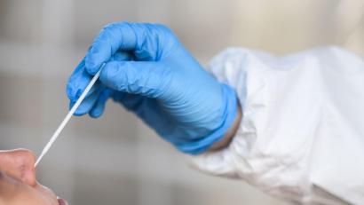 Archivbild: Kira Hofmann/dpa
Ein medizinischer Mitarbeiter entnimmt einer Frau für einen Corona-Test einen Abstrich.