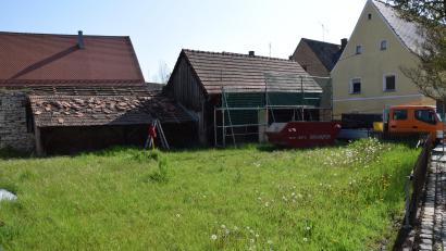 Bild: bö
Die Arbeiten für den denkmalgerechten Rückbau einer Garage und eines kleinen Nebengebäudes beim Schmidmühlener Hammerschloss haben begonnen.