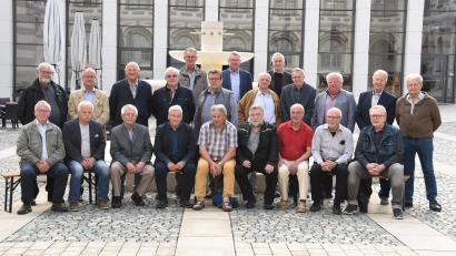 Bild: Gelis Fotostudio
Die Männer des Schülerjahrgangs 1950/51 gruppierten sich im Klosterhof zum Erinnerungsfoto.
