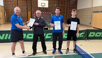 Bild: dob
TV-Tischtennis-Abteilungsleiter Alfred Arnold (links) kürte Karel Weiß (Zweiter von rechts) zum Tischtennismeister 2022. Erhard Scholz (Zweiter von links) und Maurice Bäsler (rechts) erhielten ebenfalls Urkunden.