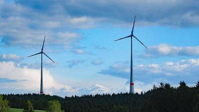Symbolbild: Bürgerwind Freudenberger Oberland GmbH &amp; Co. KG)
Auch im Hessenreuther Wald sollen sich bald Windräder drehen.