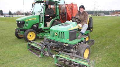 Bild: kro
Albert Patzina (links) und Otto Grillmeier verbringen besonders viel Zeit auf dem Sportgelände des TSV Konnersreuth.