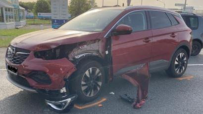 Bild: PI NEW
Bei einem Unfall hat ein Opelfahrer einen Motorradfahrer frontal erfasst. Der Schaden beläuft sich auf 20.000 Euro.