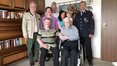 Bild: wro
Freude über viele Glückwünsche: Im Bild hinten von links Bürgermeister Toni Dutz, Tochter Doris Gurdan, Sebastian Maschauer, Enkelin Nadine Lehner, Urenkelin Melina Ponitz und Helmut Oppl; vorne von links Elfriede Gurdan und Jubilar Michael Gurdan.