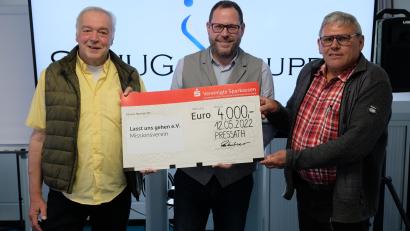 Bild: do
Mit 4000 Euro unterstützt die Schug-Unternehmensgruppe die Hilfstransporte des fränkischen Missionsvereins "Lasst uns gehen" in osteuropäische Länder. Unser Bild zeigt die Übergabe des symbolischen Spendenschecks (von links) von Schug-Marketing-Leiter Tobias Mittelmeier (Mitte) an Friedrich Dorsch, Vorsitzender des Missionsvereins (links), und Otto Audenrith, Zweiter Vorsitzender.