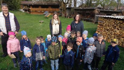 Bild: Kinderhaus Dorfpiraten/exb
Die „Seebären“ durften Imker Martin Fischer und seine Bienen besuchen.