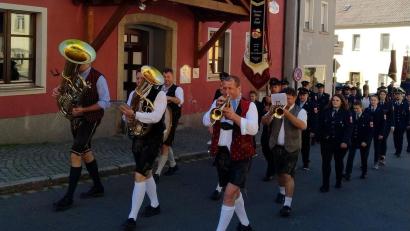 Bild: rfi
Die Musikanten der Gruppe „Bayrisch Blech“ führten den Kirchenzug anlässlich des Florianstages an.