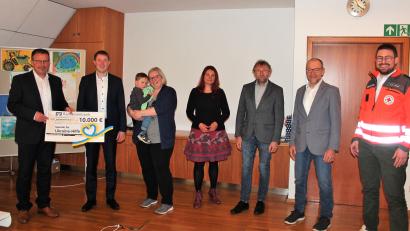 Bild: stg
Die Bankvorstände Joachim Geyer und Thomas Keck (von links) überreichten die 10 000-Euro-Spende an Vertreter von vier Projekten aus dem Geschäftsgebiet.