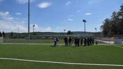 Bild: Dagmar Nachtigall/exb
Bei schönstem Fußballwetter bestaunen die Gäste der Einweihung den Kunstrasen.