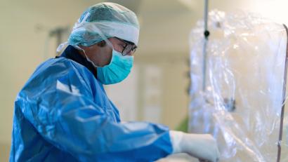 Bild: Kliniken Nordoberpfalz/exb
Prof. Dr. Robert Schwinger, Chefarzt der Medizinischen Klinik II setzt am Klinikum Weiden einen Herzkatheder.