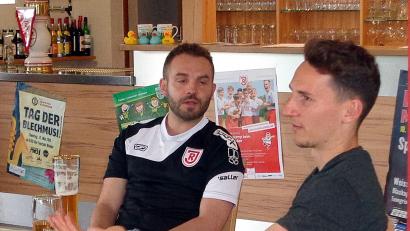 Bild: gau
Sebastian Blödt (links), Koordinator der Jahn-Kinderwelt, moderierte den Abend mit Jahn-Spieler Konrad Faber (rechts).