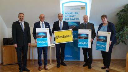 Bild: wel
Bürgermeisterin Anita Forster und ihre Amtskollegen Walter Schauer und Maximilian Beer erhielten von Minister Albert Füracker (Mitte) die Förderbescheide für gigabitfähigen Breitbandausbau. Links im Bild Bernd Geisler, Referatsleiter für digitale Erschließung.