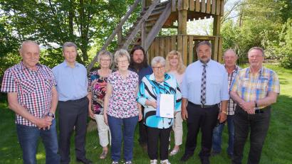 Bild: fvo
Der neue Vorstand des VdK-Ortsverbands Waldthurn mit Geehrten. Von links: Albert Pühler, VdK- Kreisvorsitzender Josef Rewitzer, Brigitte Pflaum, Renate Pühler, Martin Müller, Klara Reil, Maria Greim, Bürgermeister Josef Beimler, stellvertretender Vorsitzender Bernhard Fröhlich und Vorsitzender Heinz Greim.