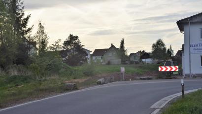 Bild: fz
Links neben und vor der Bebauung wird das neue Senioren- und Pflegeheim entstehen. Der Gemeinderat stellt über die Bauleitplanung die Weichen dafür..