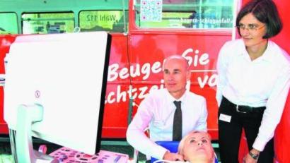 Bild: Wolfgang Steinbacher
Auf dem Marktplatz in Amberg informieren Dr. Frank Huber (links) und Dr. Michaela Nagel (rechts) aus dem Klinikum über Ursachen, Prävention und Folgen von Herz-Kreislauf-Erkrankungen.