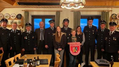 Bild: Feuerwehr Dautersdorf/exb
Das Bild zeigt die Verantwortlichen der Wehr mit den Ehrenkommandanten, Bürgermeister Walter Schauer und den drei Neuaufnahmen. Schauer überreichte ein Schild mit dem Logo der Dautersdorfer Wehr für das Rednerpult.
