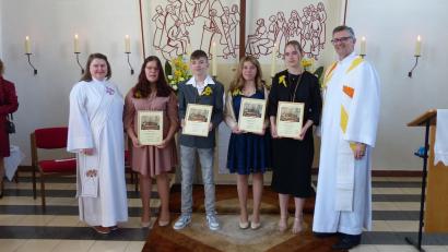 Bild: hme
Diakonin Vivian Bayer-Trentini (links) und Pfarrer Marica Trentini (rechts) gestalten den Gottesdienst zur Konfirmation der vier Jugendlichen.