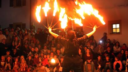 Bild: Archivbild Götz
Zum mittelalterlichen Lager gehören Gaukler und Menschen, die kunstvoll mit Feuer umgehen können. Auch sie werden in Wolfring zu sehen sein.