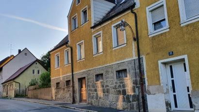 Bild: Lowak
Die Gebäude Neuhauser Straße 11, 13 und 15 sollen Parkplätzen weichen. Noch gehören die Häuser der Stadt Windischeschenbach, die aber beabsichtigt sie an die Firma Reger Bau zu verkaufen.