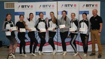 Bild: Turngemeinschaft Tirschenreuth/exb
Die neue Übungsleiterassistentinnen mit TG-Chef Wolfgang Rahm (von links): Sarah Bauer, Amelie Heyd, Lucy Frötschl, Anni Kraus, Julia Burkhard, Vanessa Riedl, Neele Lösch, Jasmin Waidhas und Wolfgang Rahm