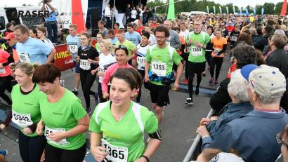 Archivbild: Petra Hartl
Knapp 8000 Läufer beim Start dicht an dicht wie beim letzten Nofi-Lauf 2019 in Weiden ist in der aktuellen Corona-Situation nicht denkbar. Die Organisatoren haben die Großveranstaltung deshalb ein weiteres Mal verschoben: vom 25. Mai auf 16. September 2022.