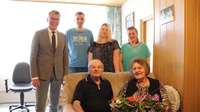 Bild: Stadt Tirschenreuth/exb
Bürgermeister Franz Stahl (links) gratulierte Monika und Alfred Kistenpfennig (sitzend) mit einer großen Blumenschale zur Goldenen Hochzeit. Mit im Bild: (hinten,von rechts) Tochter Manuela Kistenpfennig und Tochter Cordula Stahl mit Ehemann Stefan.