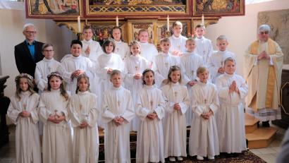 Bild: do
20 Buben und Mädchen empfangen am Sonntag in der Stadtpfarrkirche die Erstkommunion. Unser Bild zeigt die Kommunionkinder mit Stadtpfarrer Thomas Jeschner und Pastoralreferent Alfred Kick.