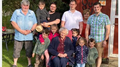 Bild: öt
Waltraud Ritter (sitzend) mit den Urenkeln Noah (vorne, von links), Emma, Paulina, Martha und Valentin sowie Sohn Richard, Enkel Fabian mit Urenkel Luca auf dem Arm, Enkel Benjamin, Schwiegertochter Irene und Enkel Dominik.