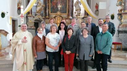 Bild: Andrea Fleischer/exb
Pfarrer Alfons Kaufmann bedankte sich bei den ausgeschiedenen Pfarrgemeinderäten (vorne von rechts) Manfred Ebnet, Rita Flierl, Zenzi Bauer, Ines Baumer und Maria Ahlemeyer.