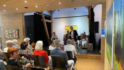 Bild: Kunsthaus Waldsassen/exb
Die siebte Gemeinschaftsausstellung des Vereins Kunsthaus Waldsassen ist am Samstag im Domizil an der Kunstgasse eröffnet worden. Vorsitzender Wolfgang Horn (auf der Bühne, rechts) verwies dabei auch auf das Open-Air diesen Samstag in den Neuen Gärten, zum fünfjährigen Bestehen des Kunsthauses.