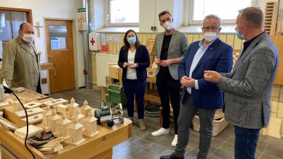 Bild: Maria Schuierer
Einrichtungsleiter Otto Storbeck, Oberbürgermeister Andreas Feller, Touristiker Johannes Lohrer, Bereichsleitung Nicole Kirchner und Werkstattmeister Armin Ratsch (von rechts) informierten sich über den Herstellungsprozess der Spieluhren.